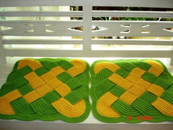 Яркие плетеные коврики-сидушки