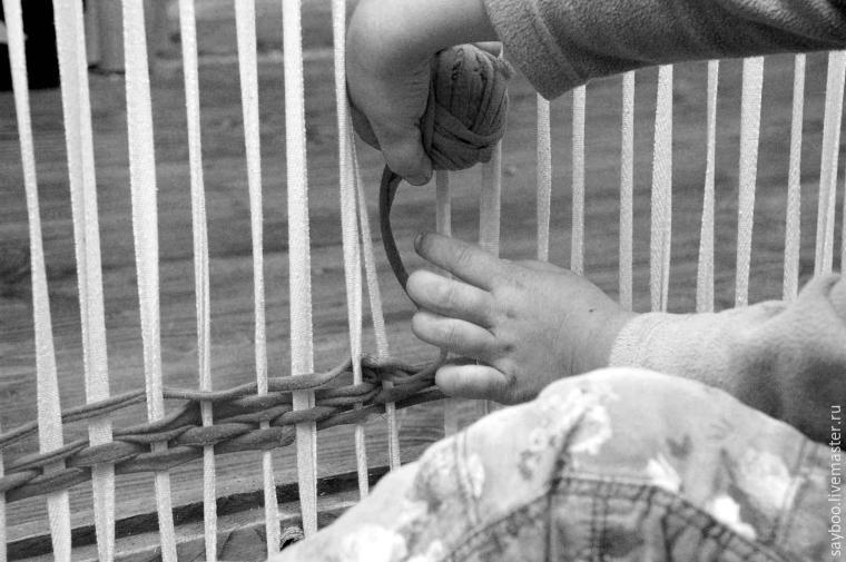 Плетем коврик в детскую по старинному методу