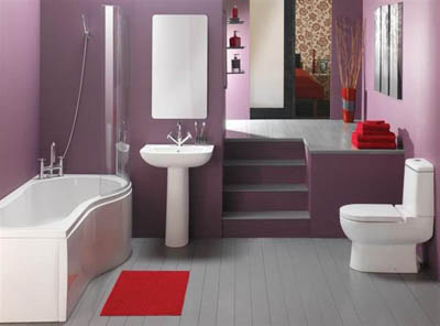 Красный коврик делает образ фиолетово-серой ванной комнаты ярче