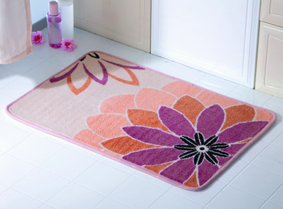 Изображения цветов на ковриках для ванной никогда не выходят из моды