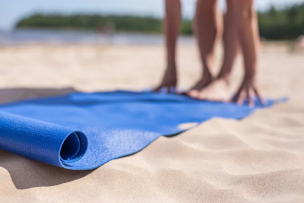 Девушка, делают йоги в Солнечный день на пляже — стоковое фото