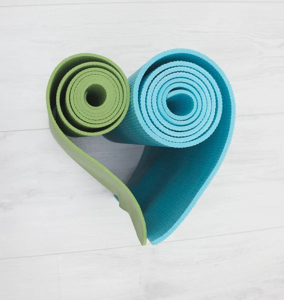 Два Йога маты укладываются в форме сердца — стоковое фото