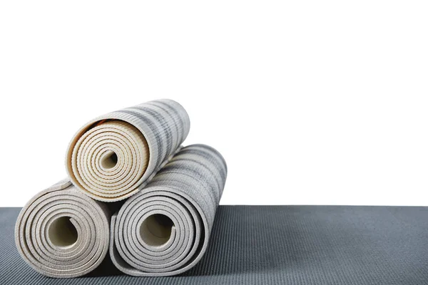 Серые коврики для йоги — стоковое фото
