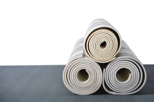 Серые коврики для йоги — стоковое фото
