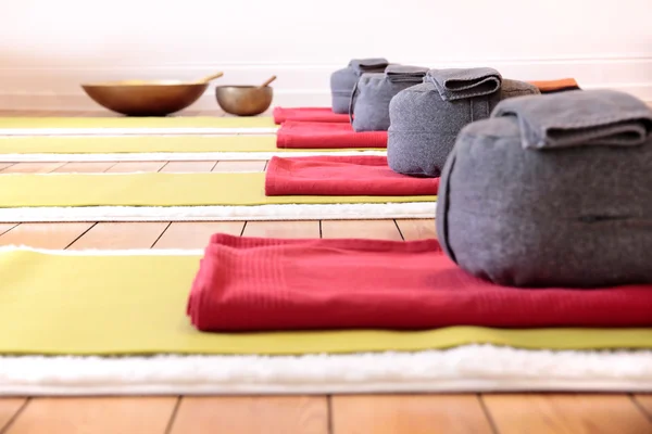 Йога коврики и йоги подушки — стоковое фото