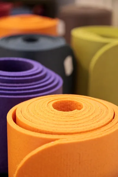 Свернутая йога коврики — стоковое фото