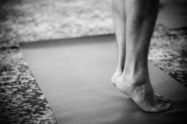 Ноги, стоя на коврик йога — стоковое фото