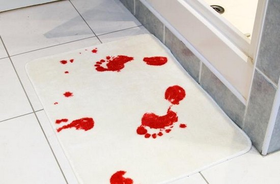 Кровавый коврик для ванной