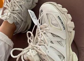 «Balenciaga» продают юбку в виде коврика для автомобиля за 2300 долларов США