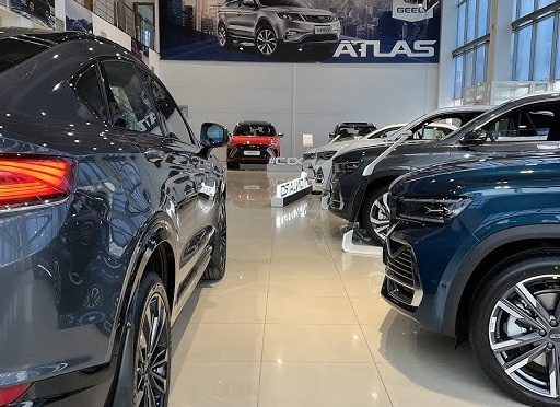 Заехал в автосалон Geely, сколько стоит Coolray? Есть ли скидки на машины 2023 года?</p>
<p>Навязывают ли допы?