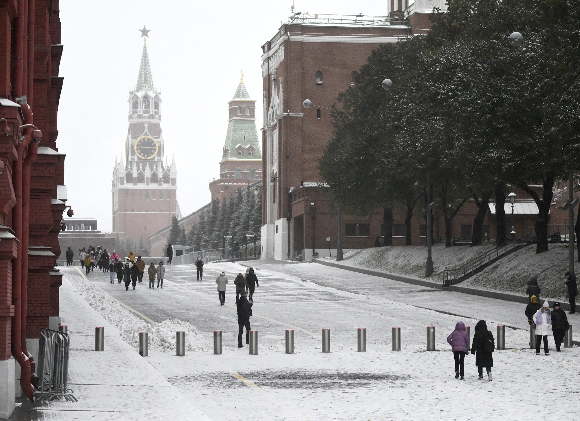 В Москве выпал первый снег: как избежать ДТП на скользких дорогах. Инфографика