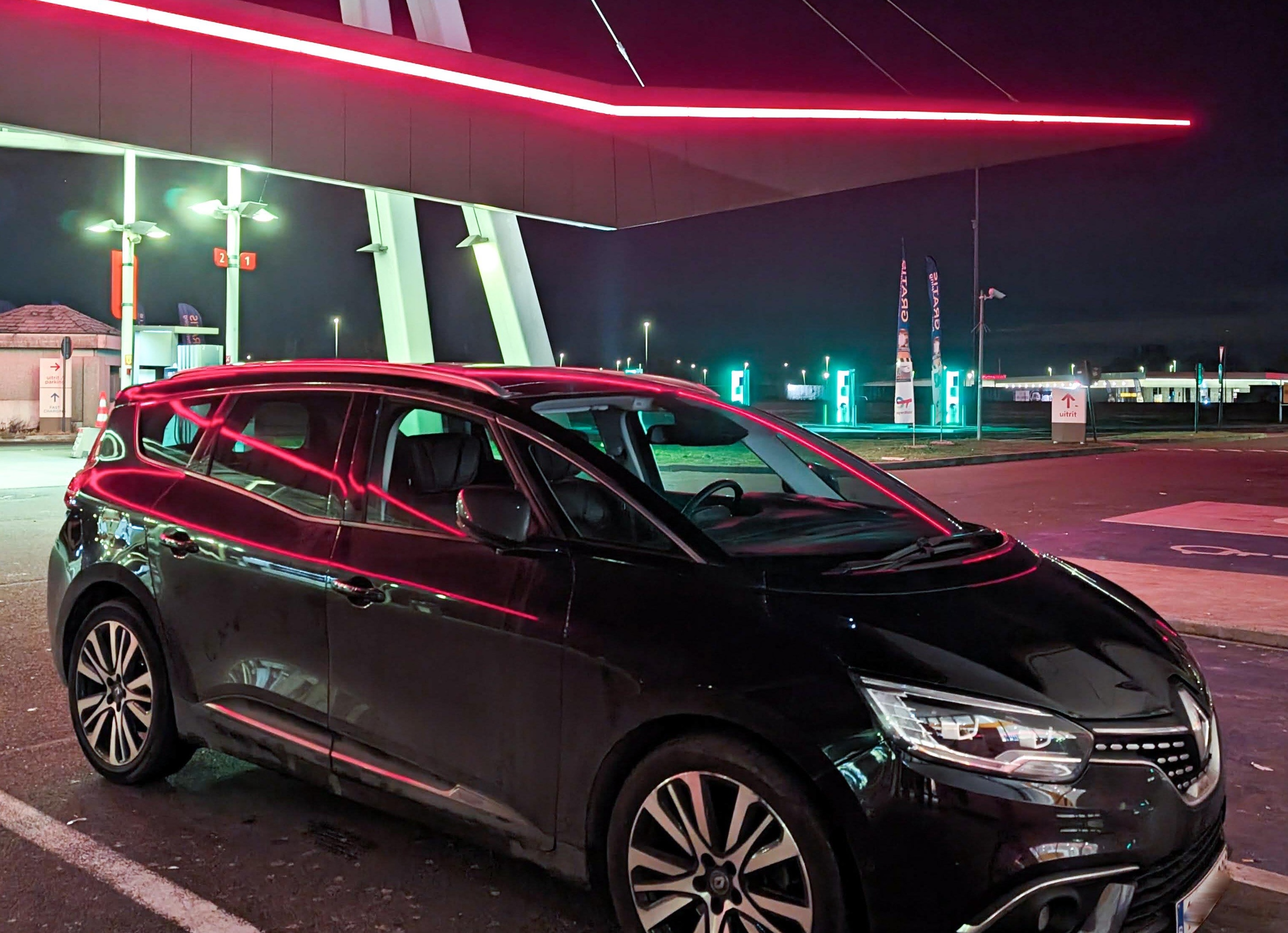 Заехал в автосалон Renault, рассказывают на каких условиях реально купить Duster и есть ли допы на автомобилях